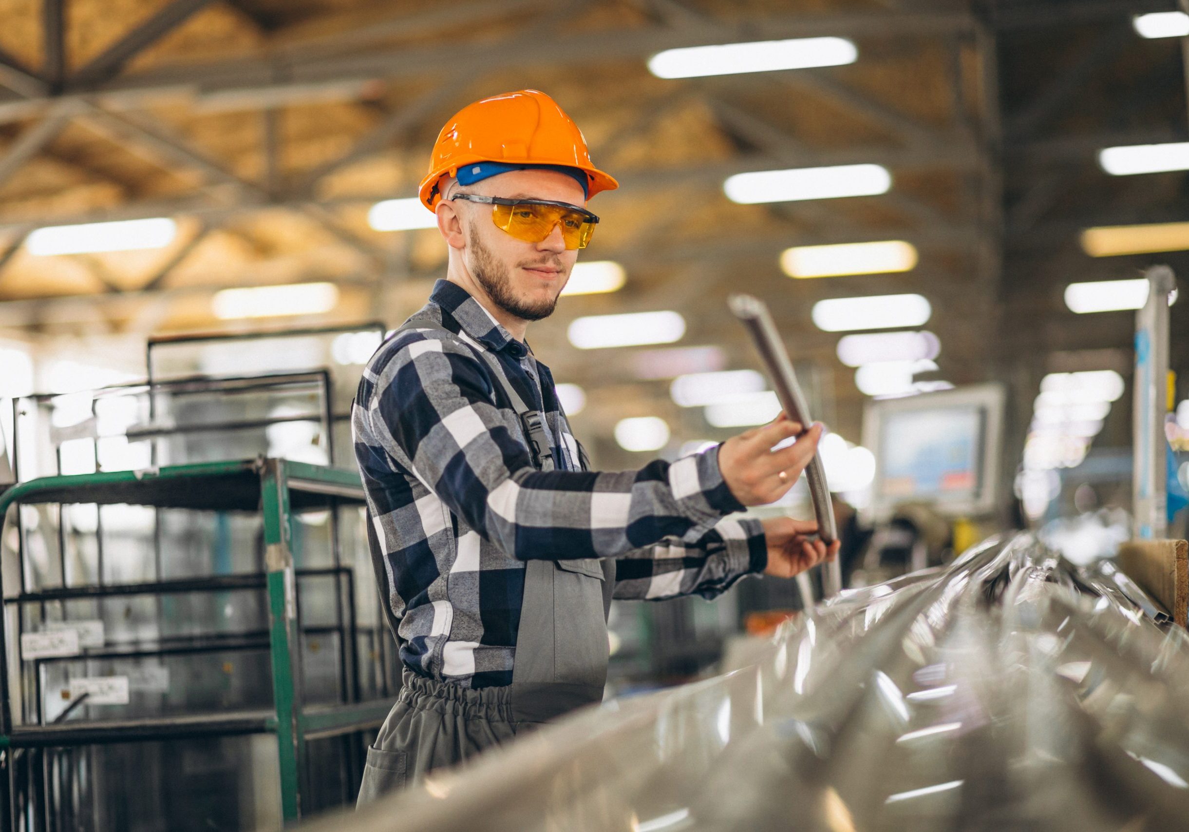 Hombre_trabajando_en_una_fabrica